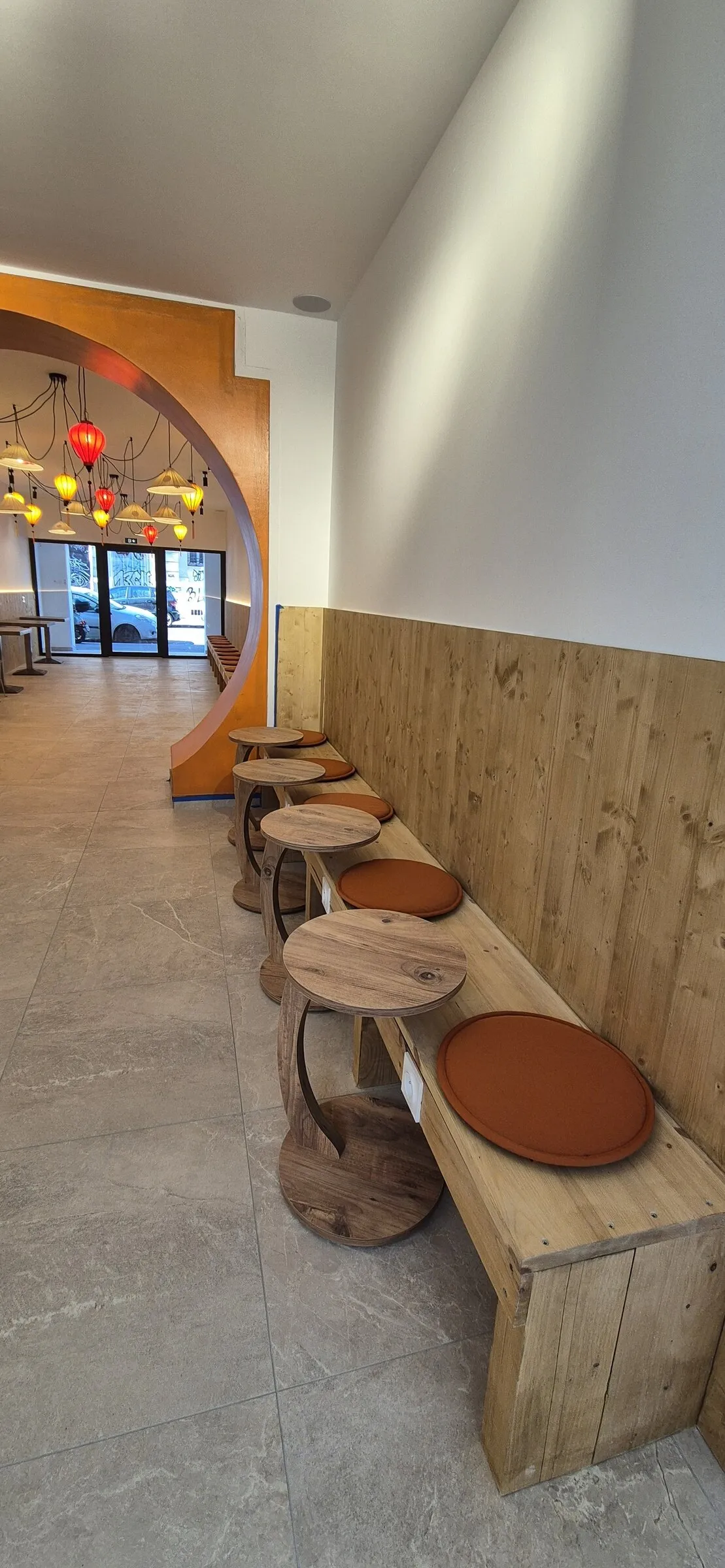 Banquette en bois le long du couloir