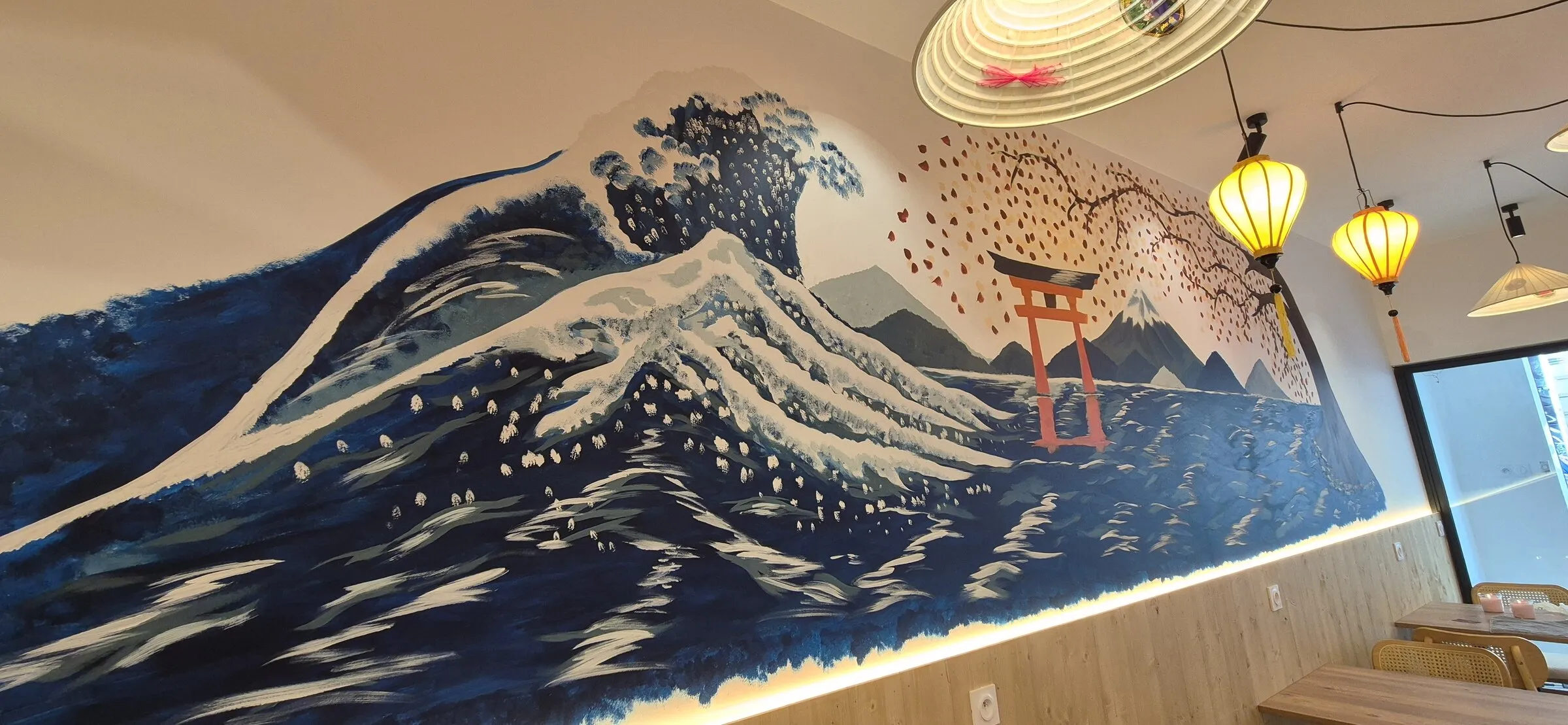 Fresque de la grande vague et d’un torii