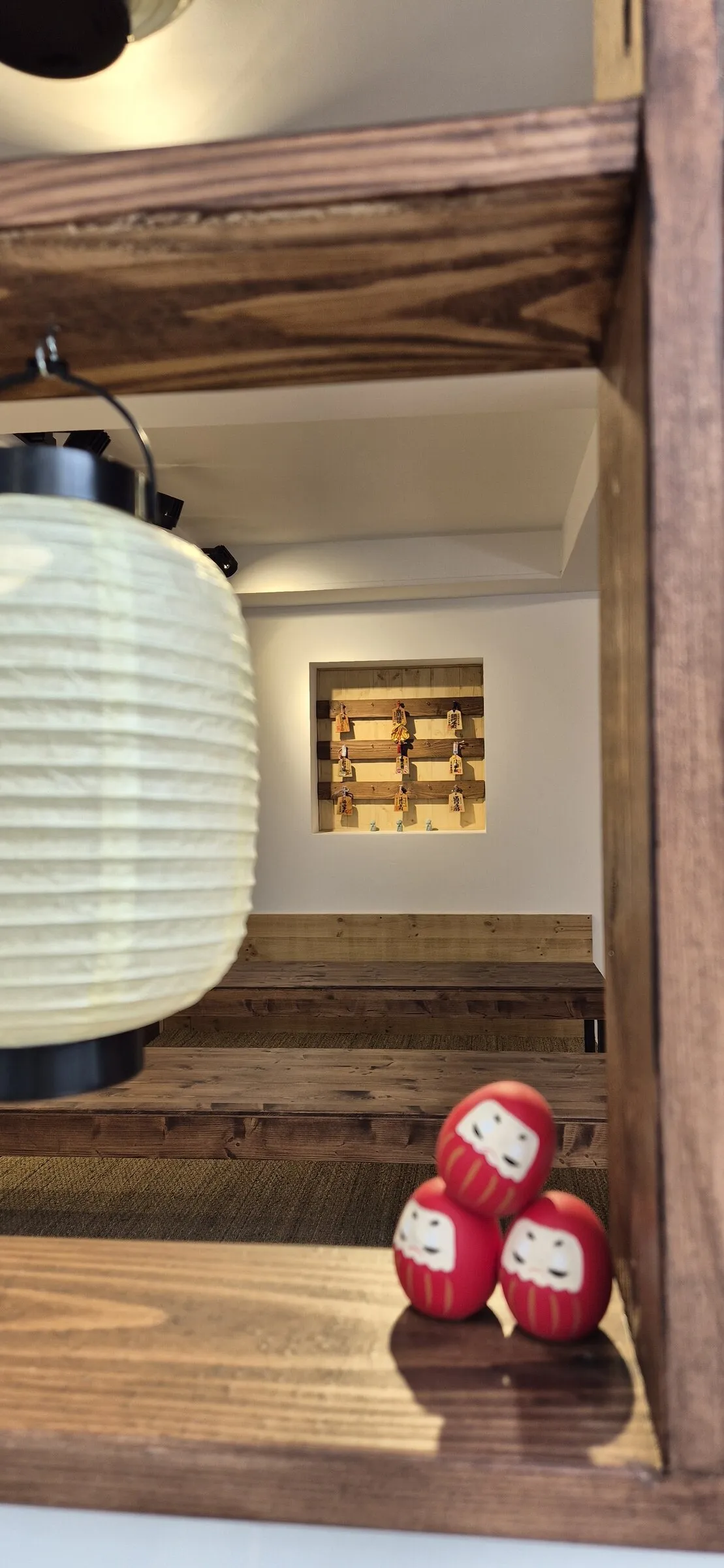 Daruma rouge et lanterne