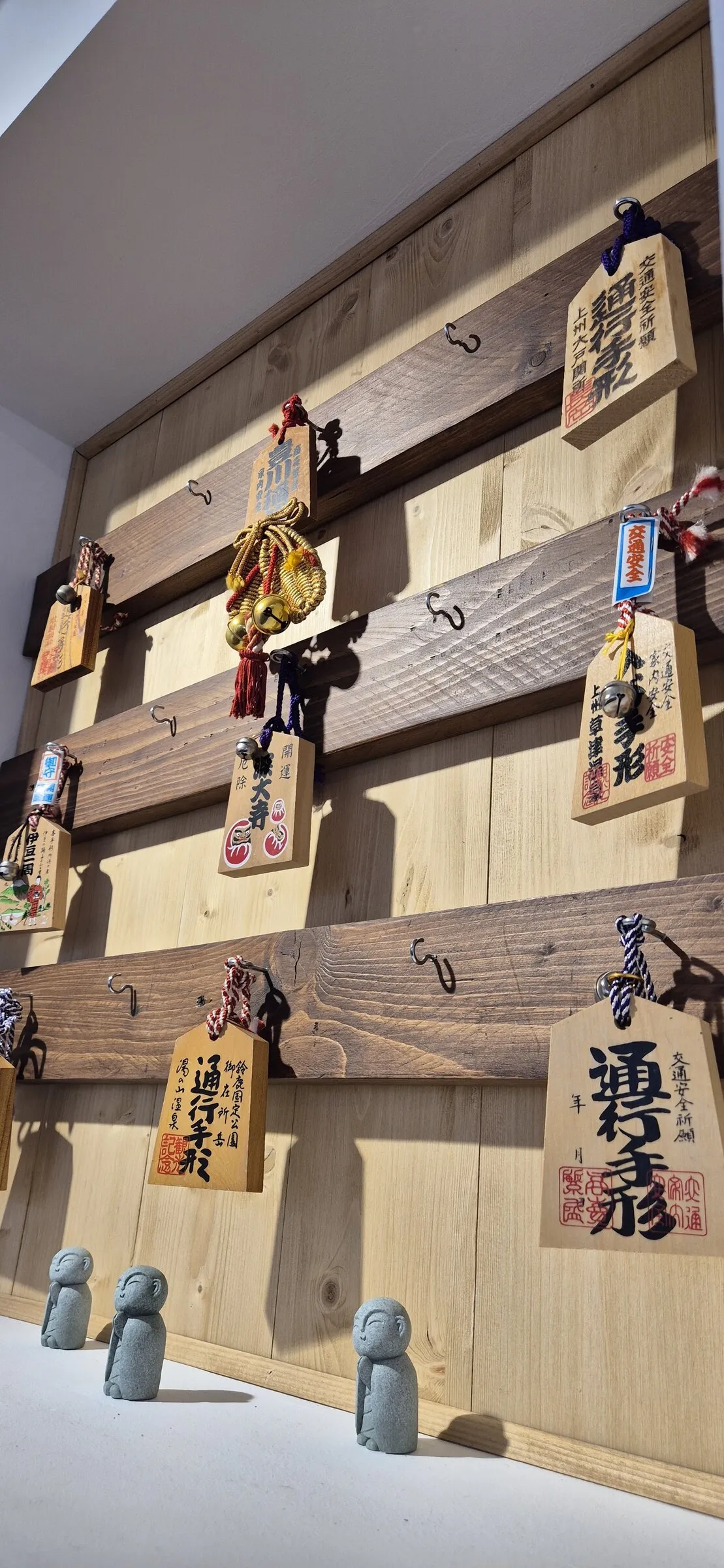 Mur de plaques votives ema