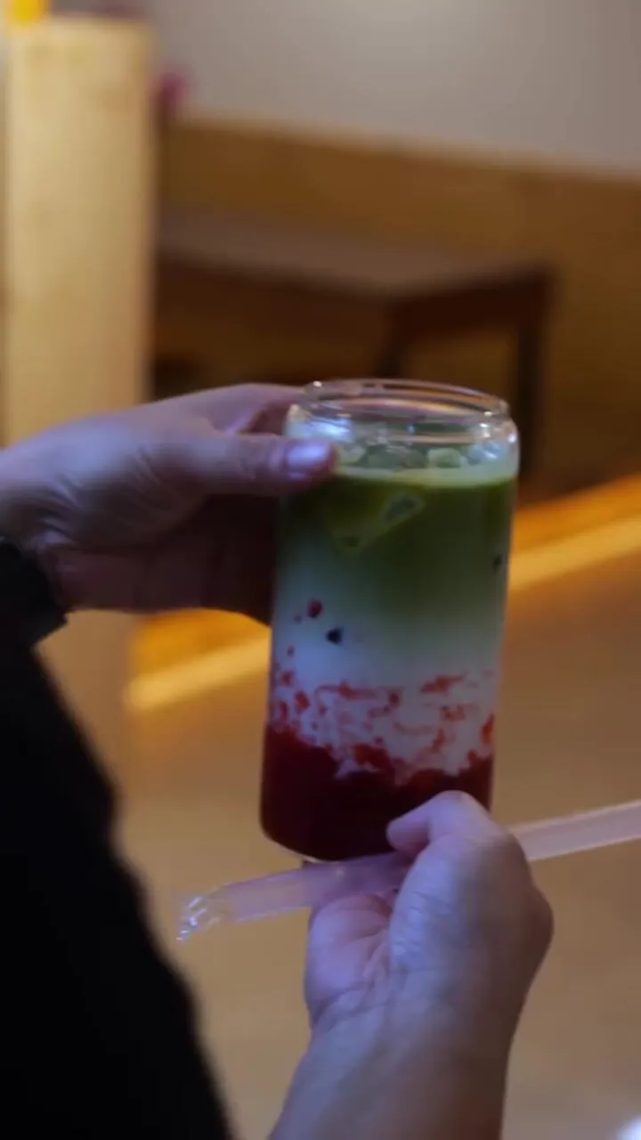 Boisson au matcha servie au comptoir