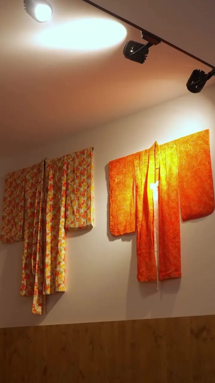 Kimonos suspendus dans la salle