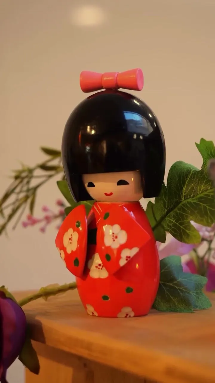 Poupée kokeshi en kimono rouge